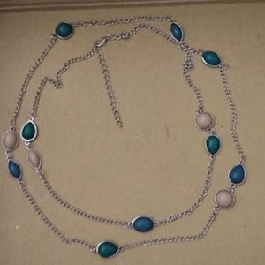 NECKLACE CREAM AND TURQUOISE BLUE STONES ON A SILVER CHAIN COSTUME WEAR ADJ CLSP